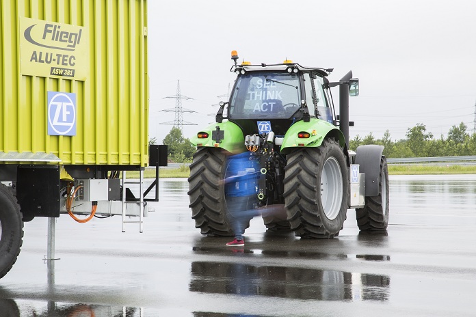 08_ZF_Innovation_Tractor_PedestrianDetection_11073