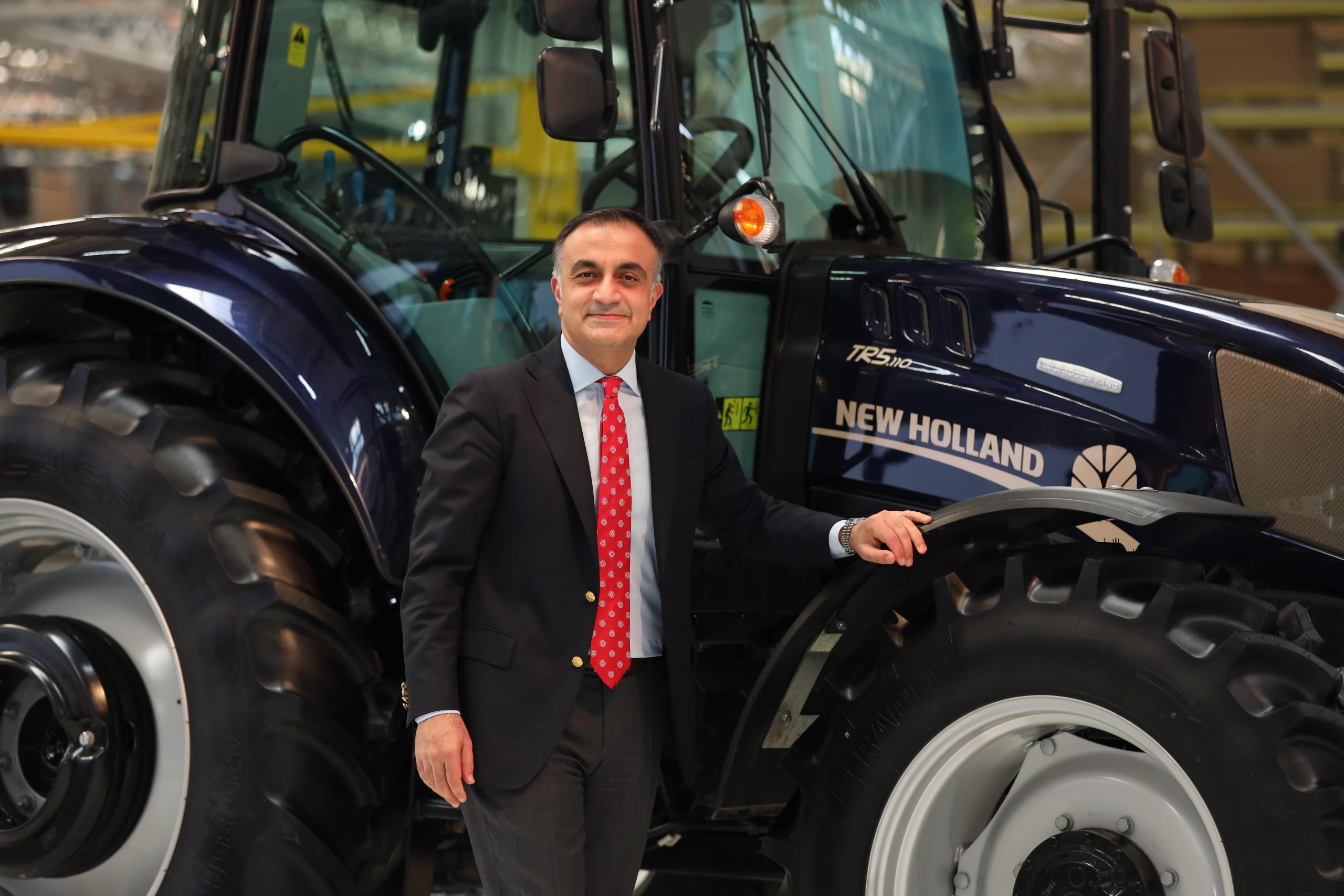 New Holland, Yüksek Performans ve Çevre Dostu Motorlarıyla  Konya Tarım Fuarı’nda   Türkiye’nin en çok tercih edilen traktör markası New Holland, 8-12 Mart tarihleri arasında düzenlenen Konya Tarım Fuarı’nda zengin ürün yelpazesi ve ilk defa görücüye çıkardığı yeni modelleriyle yerini alıyor. TürkTraktör standına gelen ziyaretçiler, fuar boyunca yüksek torkuyla öne çıkan Yeni T4.75S ile birlikte faz 4 motor emisyon seviyeli motoruyla dikkat çeken TR5 EC serisini ve ayrıca 75 BG gücündeki Yeni TD5.80’i yakından inceleyebiliyorlar. Bununla birlikte New Holland’ın güncel tarım ekipmanları da ziyaretçilerin beğenisine sunulurken çiftçilere yönelik cazip ürün ve finansman kampanyaları da fuara özel yararlanılabilen fırsatlar arasında.    Binlerce ziyaretçiye kapılarını aralayan Konya Tarım Fuarı’nda Anadolu çiftçisiyle yeniden bir araya gelmekten mutluluk duyduklarını belirten TürkTraktör Ticari Genel Müdür Yardımcısı Ahmet Canbeyli, New Holland markasının yeni modellerinin, tarım ekipmanlarının standlarında yer alarak Konya’da çiftçilerle buluştuğunu belirtti. Kısa süre önce üretim bandından indirdikleri 1 milyonuncu traktöre özel sınırlı sayıda üretilen, özel tasarım ögelerine sahip TR5.110 EC modelini de fuarda sergilemek üzere Konya’ya getirdiklerini ifade eden Canbeyli, “İzmir Tarım Fuarı’nın ardından Konya Tarım Fuarı’nda da çok güzel bir atmosferle karşılaştık. Türk çiftçisinin en çok tercih ettiği New Holland traktörlerimizin son teknoloji yeni modellerini burada sergilemekten dolayı çok mutluyuz. Yüksek tork değerleriyle fark yaratan Yeni T4.75S Konya’da çiftçilerimizle buluşuyor. Faz4 motor emisyon seviyeli TR5 – EC serimiz ve 75 BG güce sahip, en yoğun işleri vites düşürmeden yapmaya olanak sağlayan TD5.80 modelimiz de standımızda sergilediğimiz ürünler arasında yer alıyor. TürkTraktör olarak faz geçişlerini sektörümüz açısından çok önemsiyoruz. Faz 3B ve Faz 4 emisyon seviyesine sahip motorlarla tarımda verimlilik artışına ve çevrenin korunmasına destek vermeyi sürdürüyoruz. Yeni faz standartlarına uyum sağlayan motorlarla hem traktörler daha verimli çalışıyor hem de daha fazla üretilen tork ve güçle çiftçilerimizin memnuniyeti artıyor” dedi.  TürkTraktör Finans’tan Cazip Kampanyalar TürkTraktör, Konya Tarım Fuarı’na özel sunduğu cazip kredi imkanlarıyla çiftçilerin yanında olmayı sürdürüyor. New Holland ve CASE IH’in tüm yerli ürün gamında geçerli olan TürkTraktör Finans kampanyası kapsamında 30.04.2022 tarihine dek 120.000 TL’ye kadar yüzde 0 faiz ve 2 yıl vadeli, 120.000-250.000 TL arası ise yüzde 1,39 faiz ve 5 yıl vadeli kredi imkanları çiftçilerin hizmetine sunulacak.   1 Milyonuncu Traktöre İthafen Özel Üretim Modeller 1 milyonuncu traktörünü üretim bandından indirmenin gururunu yaşayan TürkTraktör, bu gurura ithafen New Holland TR5.110 EC modellerinden sınırlı sayıda ve özel tasarım öğelerine sahip özel üretimler yapacak. Bu özel üretim modeller New Holland markasında 150 adetle sınırlı olacak.   New Holland TR5.110 özel üretim modeli, koyu mavi renginde kaporta ve arka çamurlukları, gümüş renkli jantları, altın renginde ızgarası ve marka etiketiyle dikkat çekiyor.  Konya Tarım Fuarı’nda Tanıtılacak New Holland Modelleri;   Yeni T4.75S Gücüyle Fark Yaratıyor Yeni T4.75S, 2021 yılında pazara sunulan mevcut Faz 3B T4S serisine katılan 75 BG’lik yeni bir model. Yüksek tork değeriyle öne çıkan Yeni T4.75S, common-rail yakıt enjeksiyon sistemli yerli motora sahip. 1400 d/d motor devrinde 341 Nm tork üretebilen model, segmentindeki beygir gücü/tork değeri en yüksek traktör olarak dikkat çekip performans ve güç anlamında yeni standartları belirliyor.   12 ileri 12 geri transmisyona sahip, 40 km/h maksimum ilerleme hızı özelliği bulunan Yeni T4.75S’te Power Shuttle vites seçeneği ile Standart Servo Kuyruk Mili özellikleri de bulunuyor. 3000 kg kaldırma kapasitesinin yanında klimalı kabin seçeneği, kabinli modellerde standart sunroof ve tüm modellerde standart yolcu koltuğu ile T4.75S, çiftçiler için üst düzey donanım özellikleri sunuyor.   Yüksek Çekiş Gücü ve Üstün Donanımıyla  TR5 EC – Faz 4 Serisi TR5 serisi, 2022 yılı içerisinde Faz 4 motor emisyon seviyesine geçiş yapacak. Bu geçişle birlikte yeni TR5 serisi, sahip olduğu 4 silindirli yerli üretim common-rail motorlar ile yüksek verim ve performansı bir araya getirecek.    Bugüne kadar 90-100-110 BG modeller ile yüksek çekiş gücü ve üstün donanım isteyen çiftçilere hizmet eden TR5 serisi, Faz 4 geçişi ile birlikte TR5.120 EC modeli ile ailesine 120 BG gücündeki yeni üyesini dahil ediyor.   TR5 EC – Faz 4 Serisi’nde öne çıkan diğer özellikler ise şöyle sıralanıyor: 32 ileri 32 geri Türkiye’nin ilk yerli üretim yarı otomatik transmisyonu, isteğe bağlı kabin süspansiyonu, modern ve ferah kabin, çamurluk üzeri hidrolik ve kuyruk mili kumandaları. 6 hidrolik güç çıkışına sahip güçlü hidrolik sistemiyle, standart hidrolik orta koluyla TR5 EC – Faz 4 Serisi aynı zamanda 5400 kg kaldırma kapasitesine sahip.    Yeni TD5.80 ile En Yoğun İşler Vites Düşürmeden Yapılabiliyor 2022 yılında piyasaya sunulan TD5 serisine 75 BG gücünde yeni bir model ekleniyor. Yeni TD5.80, faz 3B seviyesine sahip 4 silindirli yerli common-rail motoru ile 348 Nm tork üreterek bir önceki nesil TD75D modeline göre yüzde 17 tork artışı sağlıyor. Faz 3B seviyesine sahip çevreci motor aynı zamanda yüzde 51 oranında tork rezervi sunarak en yoğun işlerin bile vites düşürmeden yapılmasına olanak sağlıyor. Yeni TD5.80’de Elektronik Lift-0-Matic™, elektronik akü şalteri, çamurluk üstü hidrolik kumandalar gibi birçok yeni özellik modern kaporta ile birleşerek uyum sağlıyor.   12 ileri 12 geri transmisyona sahip, isteğe bağlı Power Shuttle özelliği ve hem tek çeker hem çift çeker seçeneği bulunan model, 3565 kg kaldırma kapasitesine sahip. Üstün donanım seviyesini sunan Bluemaster modellerinde 6 adet hidrolik güç çıkışı, standart hidrolik orta kol ve Power Shuttle ile birlikte servo PTO özellikleri de bulunuyor. Aynı zamanda çift hızlı kuyruk mili seçeneği de Yeni TD5.80’de yer alan özellikler arasında.   Sınıfının Vazgeçilmezi New Holland TD5 MasterDrive New Holland, hassas tarım teknolojilerini yenilenen ve tüm ilgileri üzerine çeken New Holland TD5 serisi ile sunuyor. Sahip olduğu yüksek teknoloji sayesinde tüm tarımsal faaliyetlerde yüksek verim sağlayan MasterDrive™ sistemi; yakıt, tohum, ilaç ve gübre gibi girdilerin randımanlı kullanımına olanak tanıyor. Dokunmatik ve yüksek çözünürlüklü ekran, doğrudan uydudan alınan yüksek kaliteli düzeltme sinyali ve üstün otomatik dümenleme özellikleri, TD5 MasterDrive’ı sınıfının vazgeçilmezi haline getiriyor.   Konya Tarım Fuarı’nda Sergilenen New Holland Tarımsal Ekipmanları Hakkında;   Konya Tarım Fuarı’nda çiftçileri TürkTraktör’ün yerli ekipman kampanya sürprizi bekliyor. Bu kampanya kapsamında çiftçilerimize Mart ayı boyunca, New Holland marka atomizör, hassas ekim makineleri ile TürkTraktör marka toprak işleme makineleri ve pulluk ürün grubu alımlarında geçerli 1.000 TL ve New Holland Küçük Balya Makinesi alımlarında geçerli 2.000 TL değerinde Opet Akaryakıt Puan hediye olarak verilecek.   New Holland Pnömatik Hassas Ekim Makinesi – Kayar Şasili Gübreli Baltalı En önemli yönü olan farklı sıra arası ekim mesafelerini hidrolik olarak ayarlayabilme özelliğini kullanıcısına sunan Kayar Şasili Hassas Pnömatik Ekim Makinesi, bu sayede bir üründen diğerinin ekimine kolay ve hızlı geçişin yapılmasını sağlıyor.   TürkTraktör mühendisleri tarafından tasarlanan ilk tarım ekipmanı Kayar Şasili Hassas Pnömatik Ekim Makinesi, baltalı tip ekici ayakları, yüksek kapasiteli tohum ve gübre depoları sayesinde daha az ikmale ihtiyaç duyuyor. Ayrıca makine, hızlı bağlantı sistemiyle çiftçiye önemli ölçüde zaman kazandırıyor.    New Holland HD Büyük Balya Makinesi Ağır hizmet tipi New Holland 1290 HD model Büyük Balya Makinesi, en zorlu şartlarda kullanılması ve daha ağır balya yaparken yüksek balyalama kapasitesini kullanıcısına sunmak için yeniden tasarlandı.  Ağır ve daha yüksek boyutta olan balya yapabilen New Holland 1290 HD model Büyük Balya Makinesi, Konya Tarım Fuarı’nda TürkTraktör standının öne çıkan tarım ekipmanları arasında yer alıyor. New Holland 1290 HD model Büyük Balya Makinesi, ağır yükler için dizayn edilmiş hareket iletim sistemi, ödüllü SmartShift™ Şanzıman Teknolojisine, IntelliCruise™ Sisteme ve 4.05 metre uzunlukla segmentindeki en uzun balya odasına sahip. Comer marka yeni şanzıman, daha yüksek yüklenmelere uygun uzun ömürlü yapısı ve sap-saman birikimini önleyen montaj yeri ile de öne çıkıyor.   Yeni TürkTraktör Mısır Silaj Makinesi Tarım ekipmanları arasına yeni katılan TürkTraktör Mısır Silaj Makinesi Konya Tarım Fuarı’nda çiftçilerle buluşuyor. Sıra bağımsız olan 2 sıralı mısır silaj makinesi 1.24 metre iş genişliği ile tek seferde 2 sıra alabiliyor. TürkTraktör Mısır Silaj Makinesi, tarla içindeki dönüş sayısını azaltan geriye katlanabilir özelliği sayesinde çiftçiye zaman kazandırıyor.   New Holland Marka Yeni Atomizör TürkTraktör mühendisleri tarafından tasarlanan New Holland marka Atomizör, Konya Fuarı’nda çiftçilerin beğenisine sunuluyor. Yeni Atomizör, kendi içindeki geniş ürün gamı ile birçok ihtiyacı karşılıyor ve yeni yıkama tankı, depo içindeki kalıntıları kolaylıkla temizlemeyi sağlıyor. Uzun ömürlü ithal kontrol üniteleri ise kullanım kolaylığı sağlıyor.
