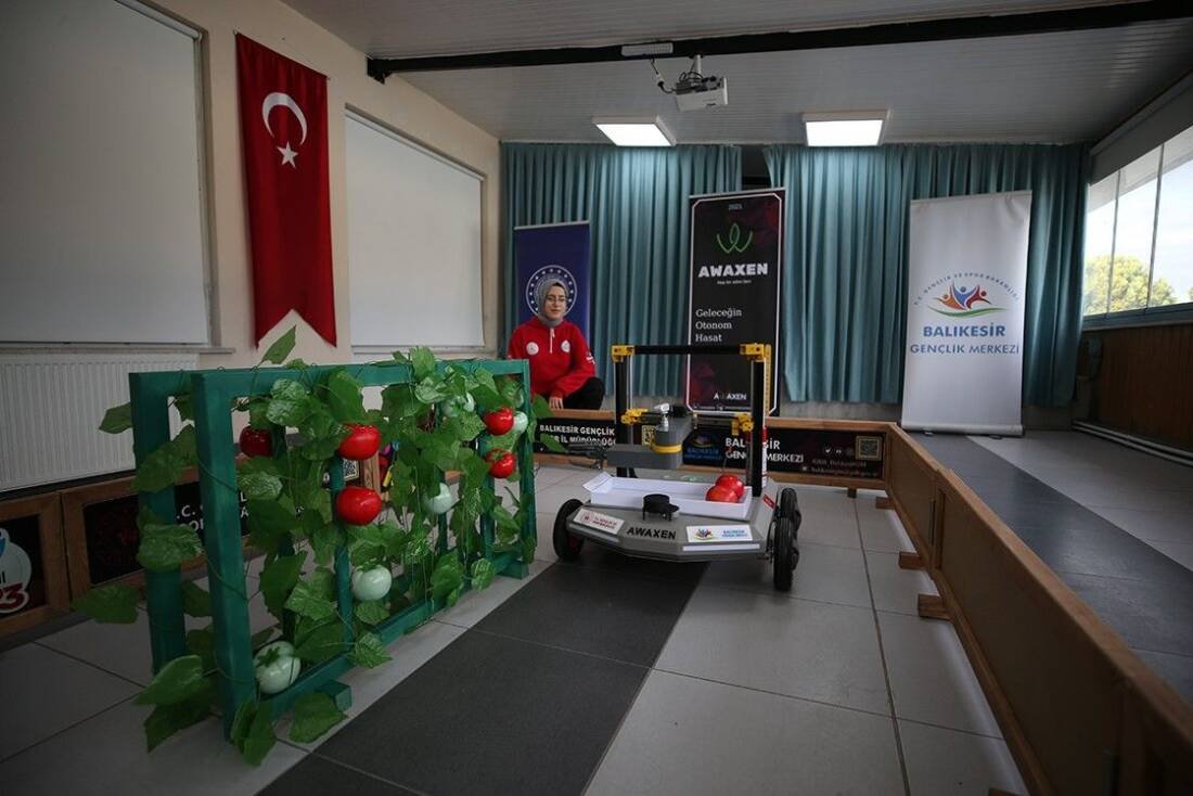 Üniversiteliler Ürettikleri "Domates Hasadı Robotu"nu Geliştiriyor
