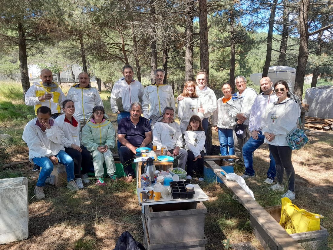 BALPARMAK ARICILIK AKADEMİSİ, ARICILARA DESTEĞİNİ EĞİTİMLERLE HIZ KESMEDEN SÜRDÜRÜYOR